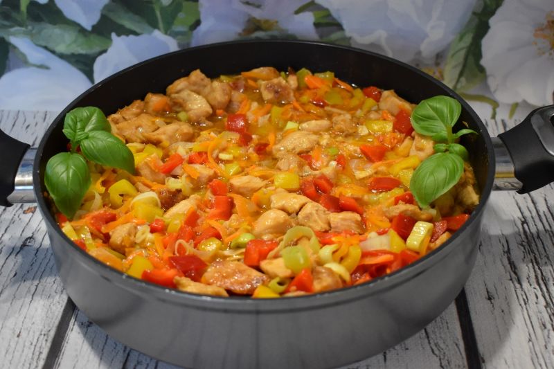 Potrawka z kurczakiem i papryką Potrawka z kurczakiem i papryką