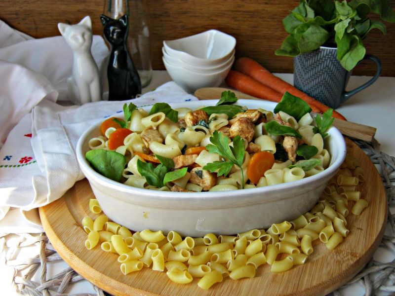 Potrawka z kurczakiem, liśćmi szpinaku i makaronem Potrawka z kurczakiem, liśćmi szpinaku i makaronem