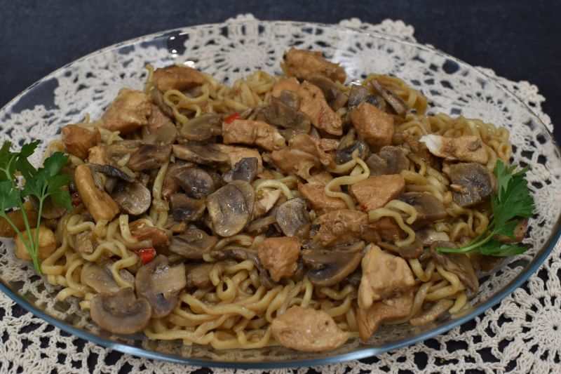 Potrawka z kurczakiem oraz makaronem