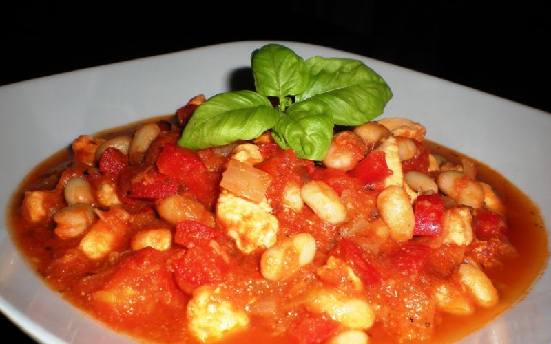 Potrawka z kurczakiem, pomidorami i fasolą