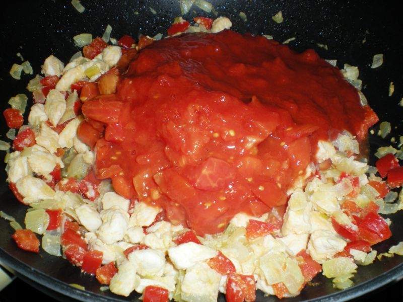 Potrawka z kurczakiem, pomidorami i fasolą