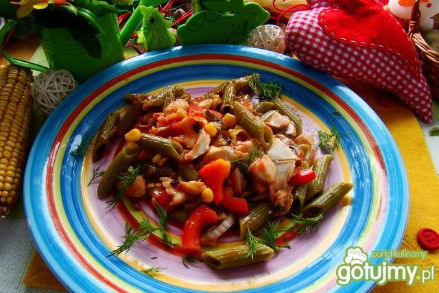 Potrawka z makaronu z dodatkiem dorsza