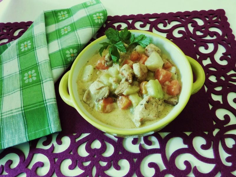 Potrawka z mięsa, warzyw i grzybów