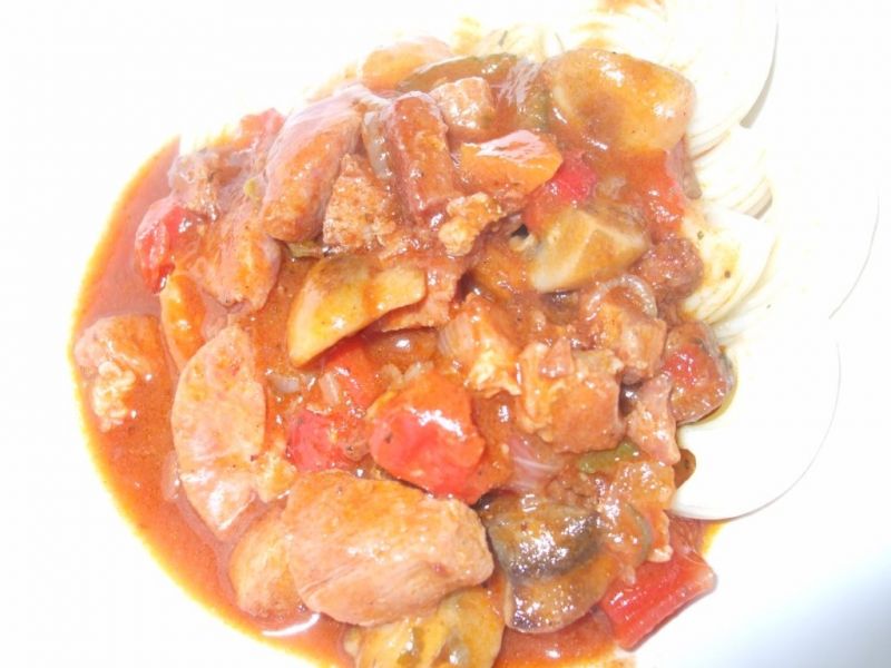 Potrawka z mięsem i warzywami na makaronie