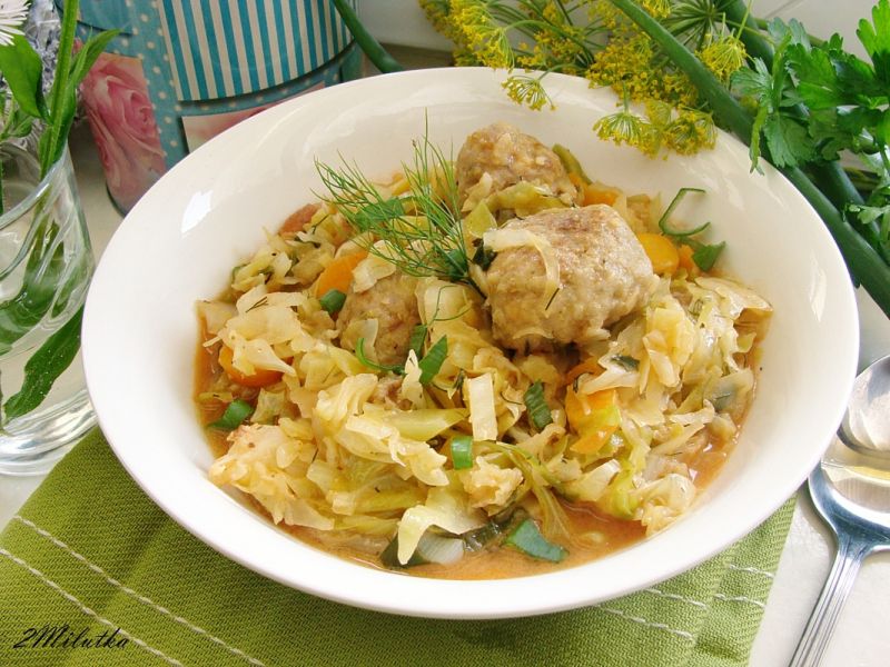 Potrawka z młodej kapusty i klopsików Potrawka z młodej kapusty i klopsików