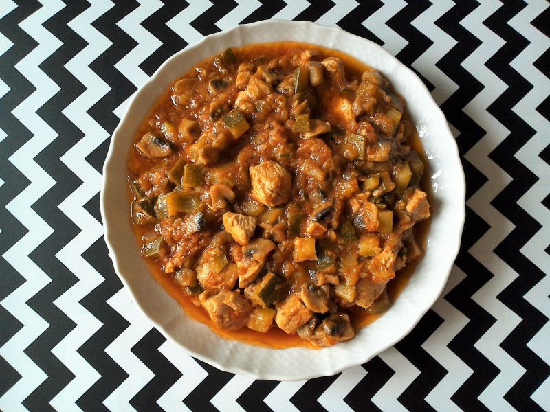 Potrawka z piersi kurczaka z cukinią i pieczarkami