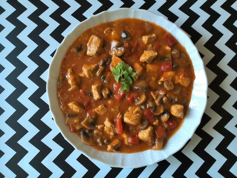 Potrawka z piersi kurczaka z papryką i pieczarkami