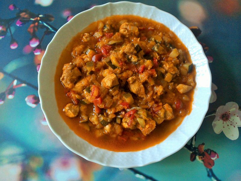 Potrawka z piersi z cukinią, marchewką i papryką 