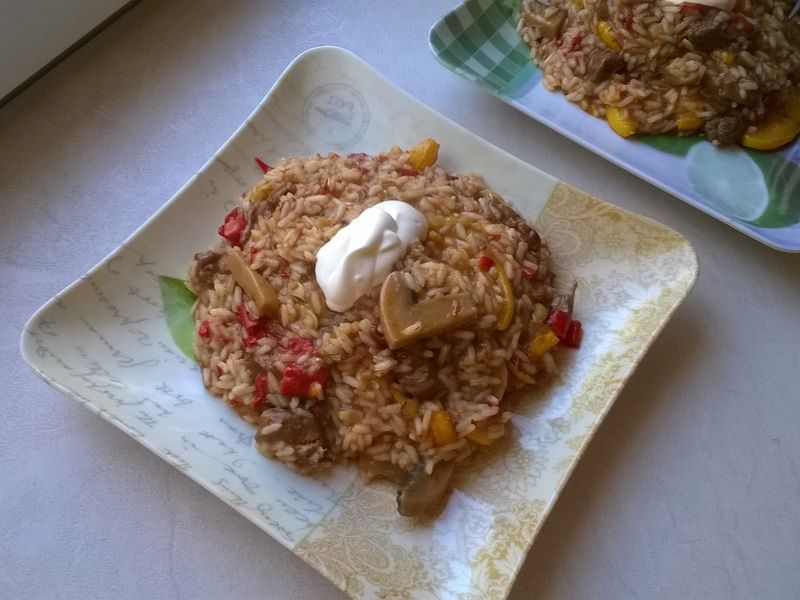 Potrawka z ryżem, wieprzowiną i pieczarkami