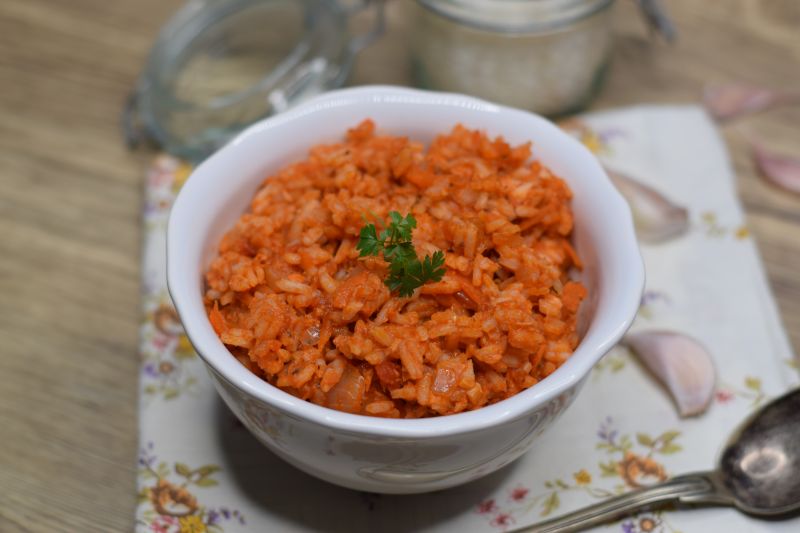 Potrawka z ryżu, łososia i warzyw