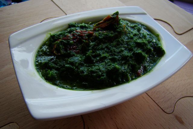 Potrawka z szpinaku i pomidorów 