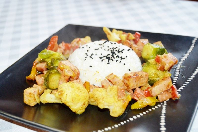 Potrawka z warzyw i kiełbasy z ryżem