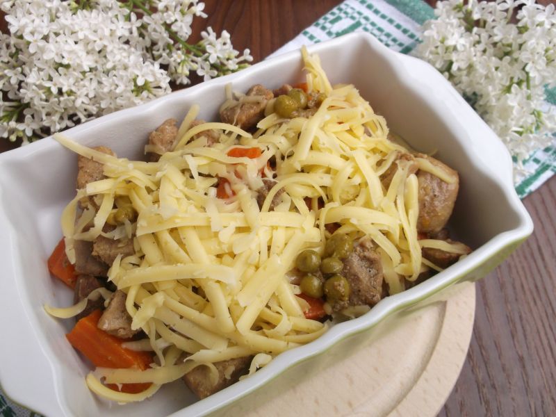 Potrawka z wieprzowiny, marchewki i groszku