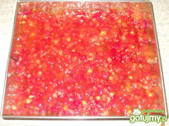 poziomki na biszkopcie z galaretką