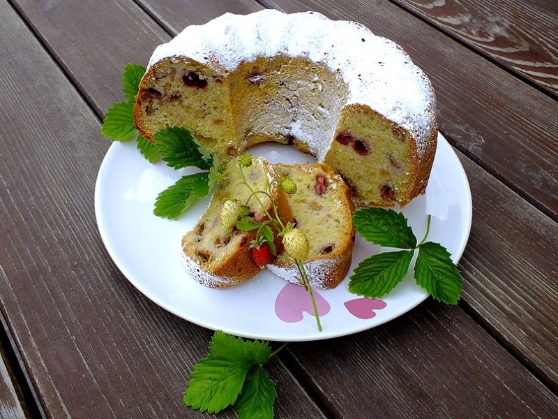 Poziomkowa babka z żółtymi malinami Poziomkowa babka z żółtymi malinami