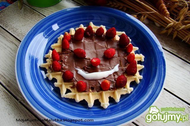 Poziomkowy deser z musli i bitą śmietaną