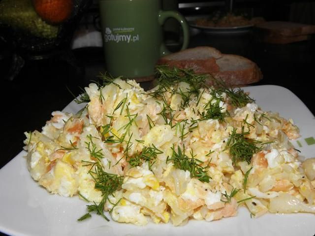 Pożywna jajecznica z łososiem. Pożywna jajecznica z łososiem.