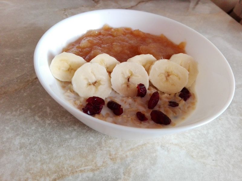 Pożywna owsianka z musem jabłkowym