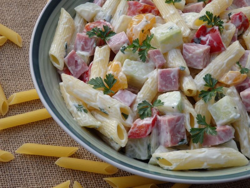 Pożywna sałatka makaronowa ze świeżym ogórkiem