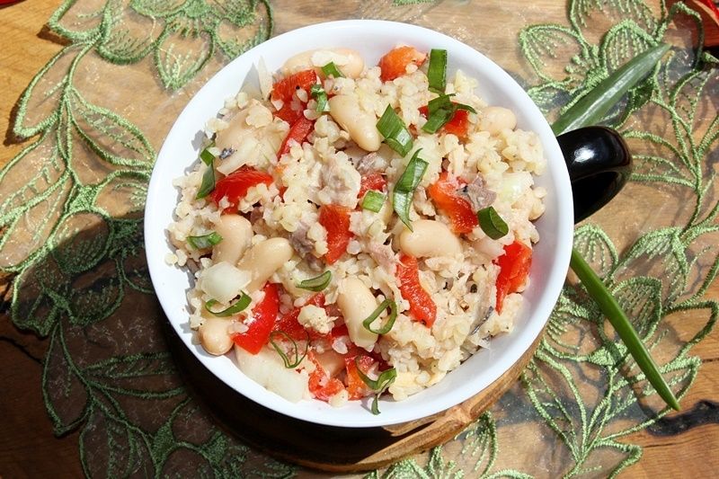 Pożywna sałatka z kaszy bulgur z makrelą i fasolą