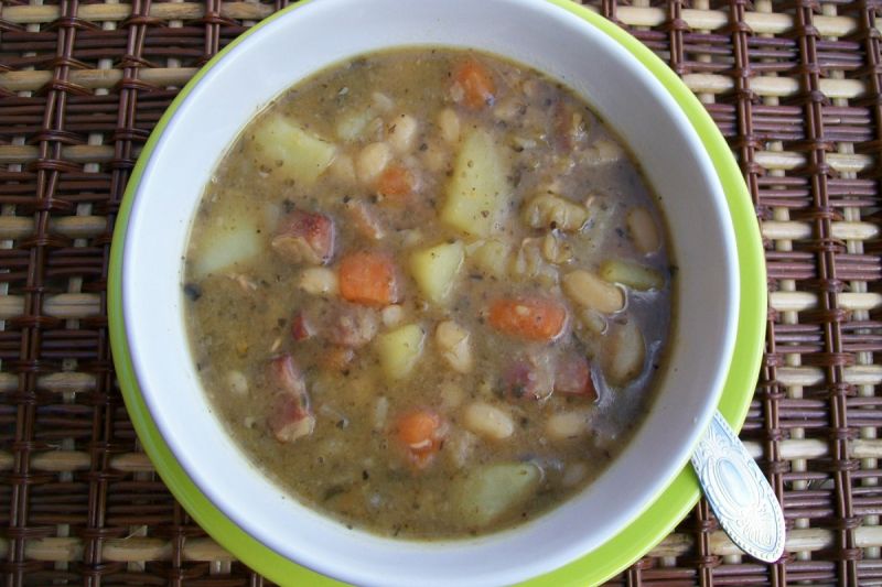 Pożywna zupa fasolowa