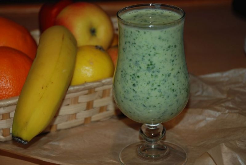 Pożywny koktajl szpinak banan awokado 