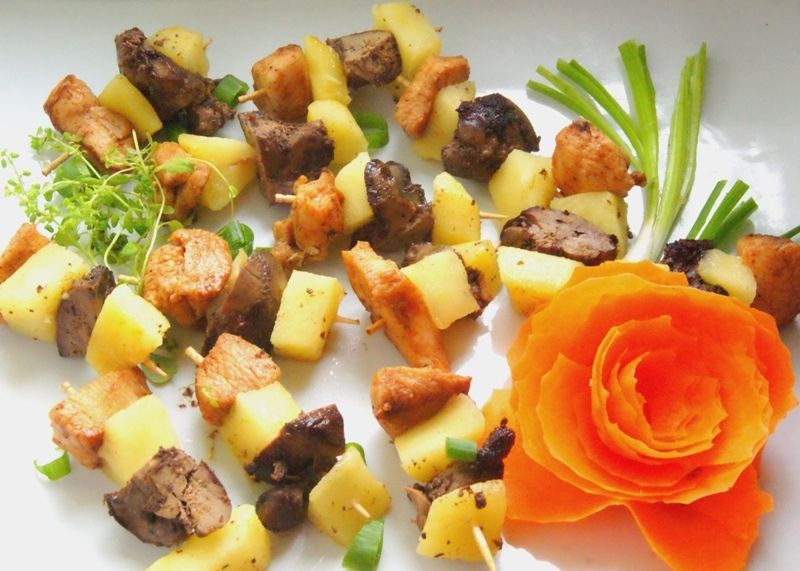 Prawie yakitori z wątróbek, piersi i jabłek Prawie yakitori z wątróbek, piersi i jabłek
