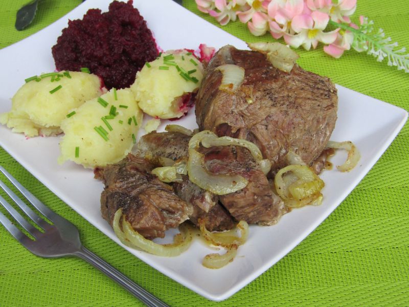 Pręga wołowa smażona z cebulką Pręga wołowa smażona z cebulką