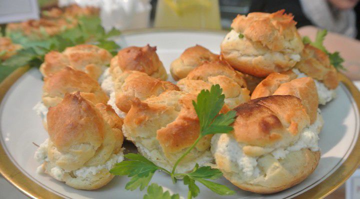 Profiterolki z kozim serkiem i nutką tymianku