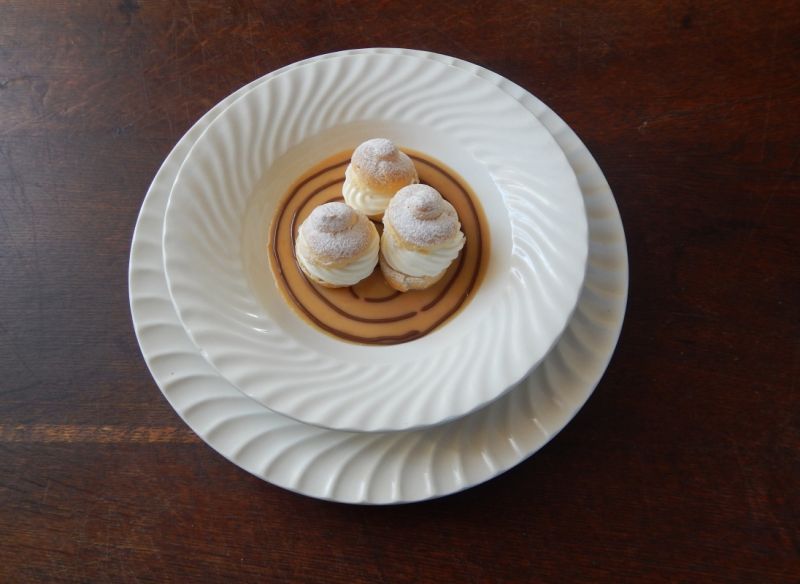 Profiterolki z sosem karmelowym
