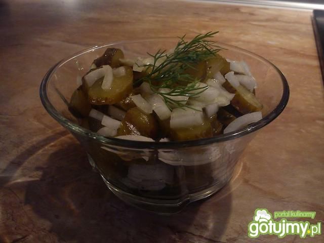 Prościutka surówka z ogórków kiszonych. Prościutka surówka z ogórków kiszonych.