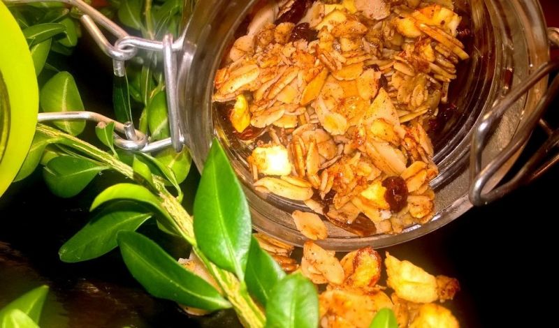 Prosta granola z patelni z cynamonem Prosta granola z patelni z cynamonem