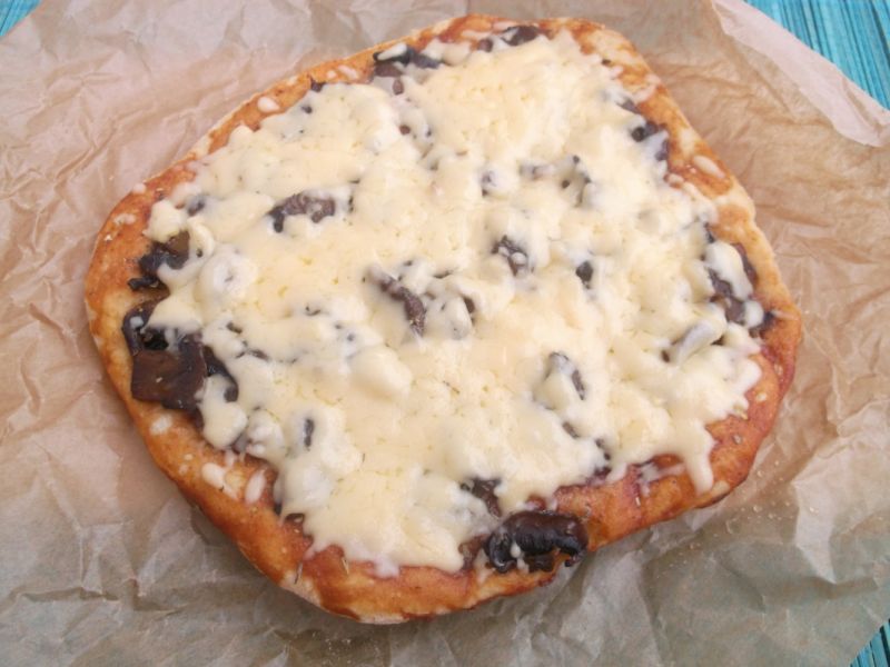 Prosta pizza z pieczarkami