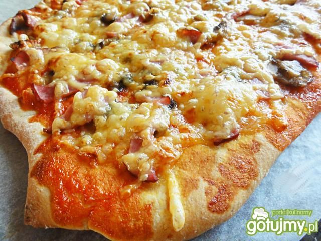 Prosta pizza z pieczarkami i szynką