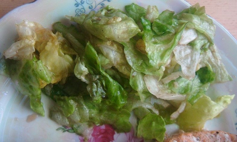 Prosta sałata olejowo- octowa