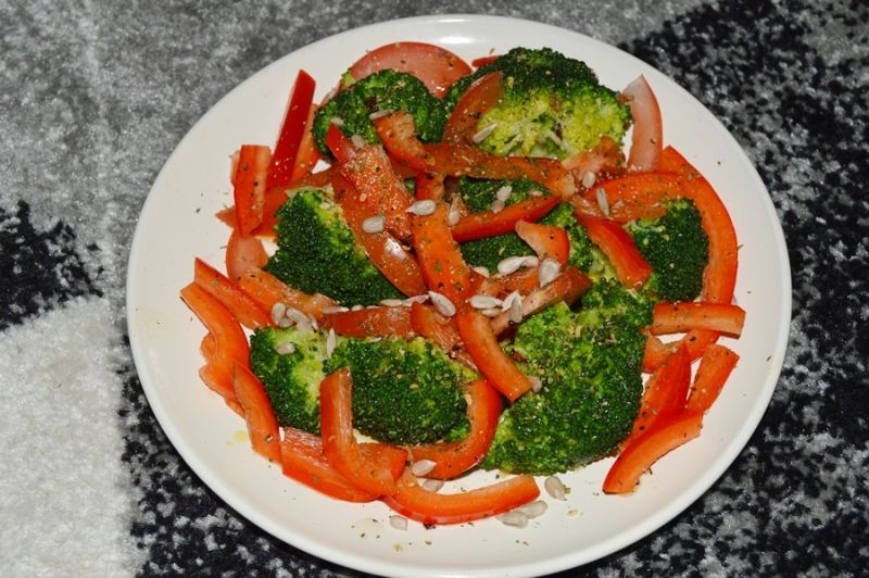 Prosta sałatka brokułowa z olejem lnianym