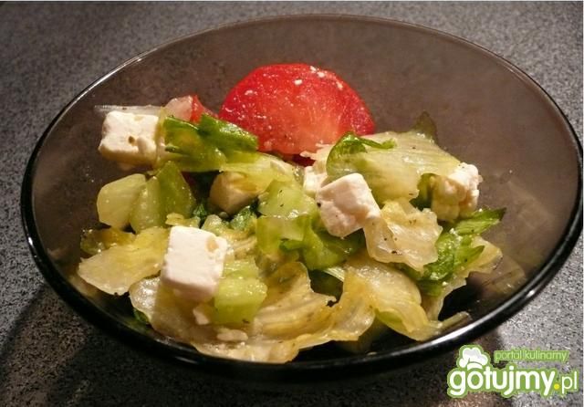 Prosta sałatka grecka z fetą Prosta sałatka grecka z fetą