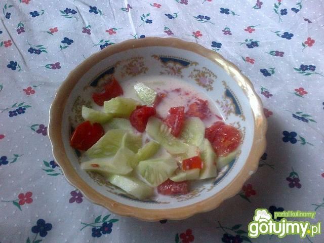 Prosta sałatka pomidorowo- ogórkowa Prosta sałatka pomidorowo- ogórkowa