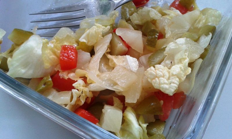 Prosta sałatka z ananasem do pracy