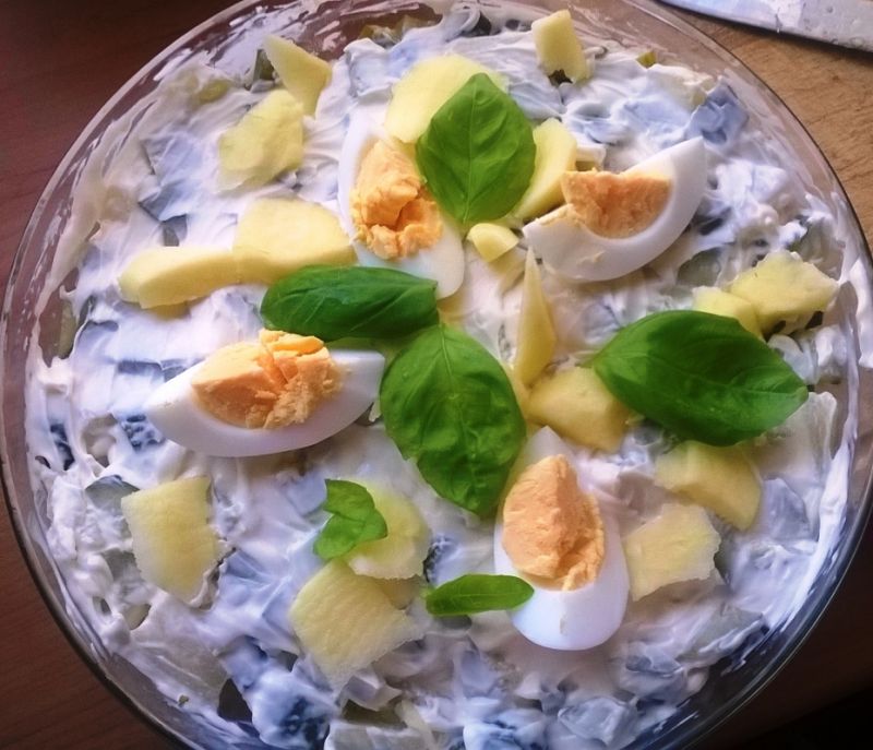 Prosta sałatka z curry i ananasem 