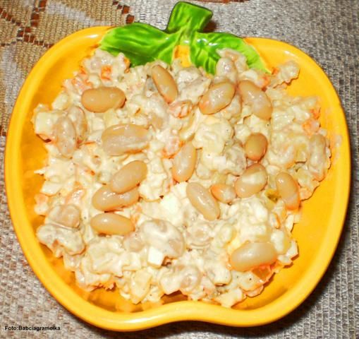 Prosta sałatka z drobną fasolką :