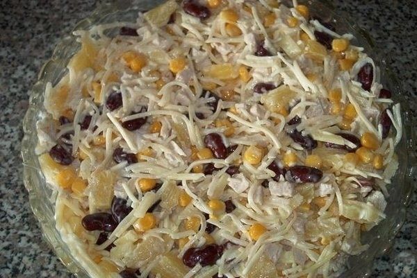 Prosta sałatka z kurczakiem i selerem 