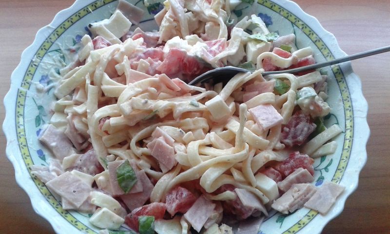 Prosta sałatka z makaronem i jajkiem Prosta sałatka z makaronem i jajkiem