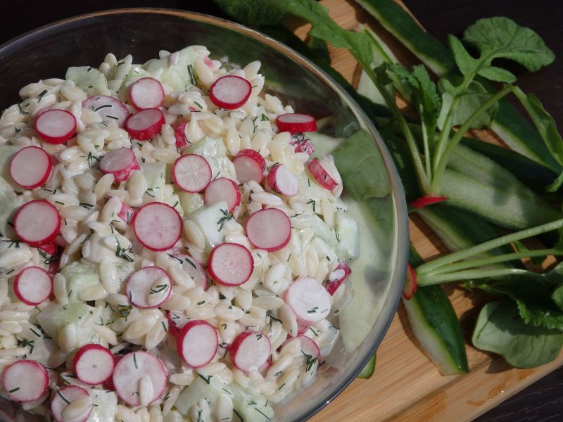 Prosta sałatka z makaronem w kształcie ryżu