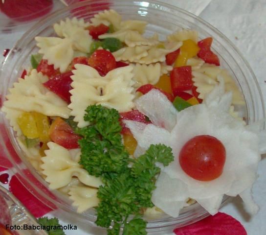 Prosta sałatka z makaronu i papryki :