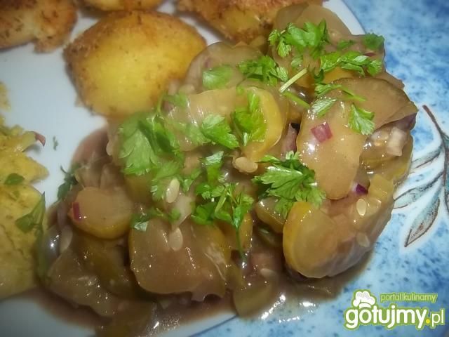 Prosta sałatka z ogórków konserwowych