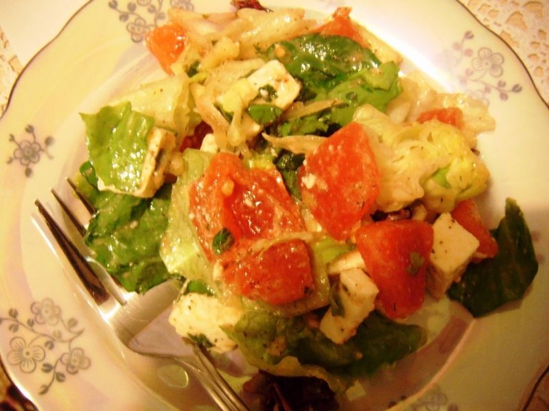 Prosta sałatka z sosem miodowym