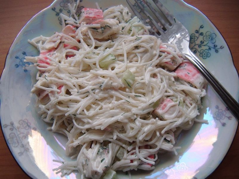 Prosta sałatka z surimi i ogórkiem  Prosta sałatka z surimi i ogórkiem