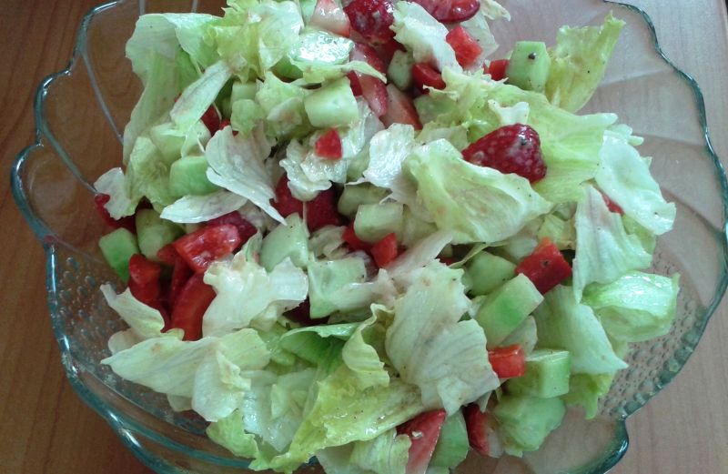 Prosta sałatka z truskawkami