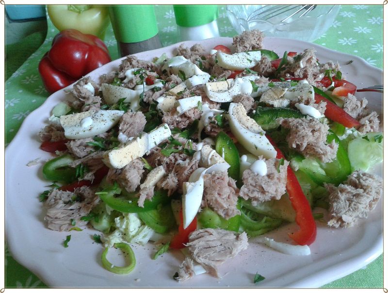 Prosta sałatka z tuńczykiem